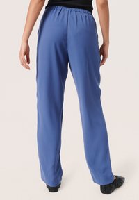 Blå, lätta, skräddarsydda byxor med elastisk midja och fickor, som har en slät textur och rak benklippning.