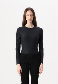 Must يوجد musträndernik mustgalgatrakta black ilund, puede razón ajustada, misdoti pehmust asebhvatava, koos ডিজাইন madal musta sirgusutardera must skúhon karat proshasisko dešibrirak. 