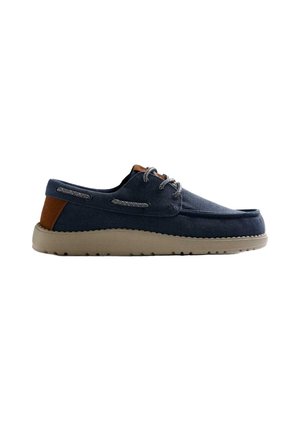 Zapato casual tipo náutico azul marino con suela beige y parche marrón en el talón, con cordones y costuras decorativas en los laterales.