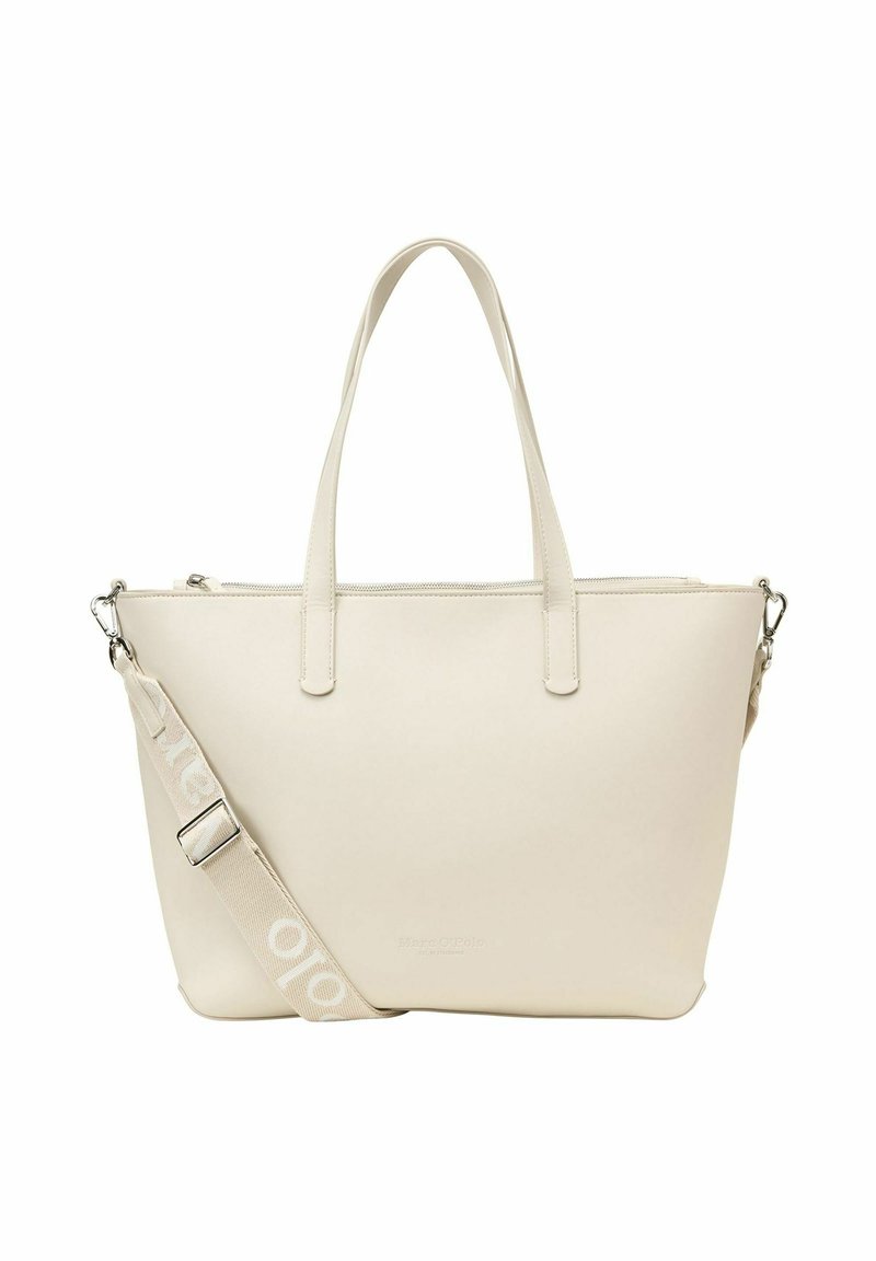 Beige tote bag van glad synthetisch materiaal, dubbele handvatten, verstelbare schouderband, ritsluiting en subtiele branding aan de voorkant.