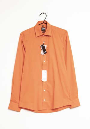Orange Langarmhemd aus glattem Stoff. Mit klassischen Kragen, Knopfverschluss und zwei Preisschildern angebracht.