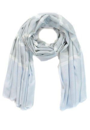 Écharpe bleu clair et blanche avec de fines rayures diagonales, disposée en boucle lâche sur un fond blanc.