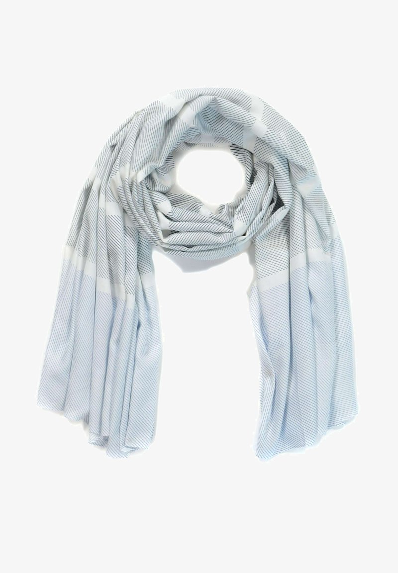 Écharpe bleu clair et blanche avec de fines rayures diagonales, disposée en boucle lâche sur un fond blanc.