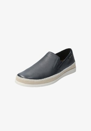 Chaussure noire pour homme en cuir à enfiler avec dessus texturé, bordure tissée beige et semelle en caoutchouc blanche.