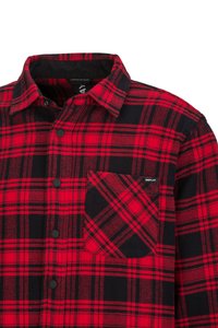 Rot- und schwarzkariertes Flanellhemd mit Knopfverschluss, spitzem Kragen und einer linken Brusttasche, die diagonale Streifen und ein Etikett aufweist.