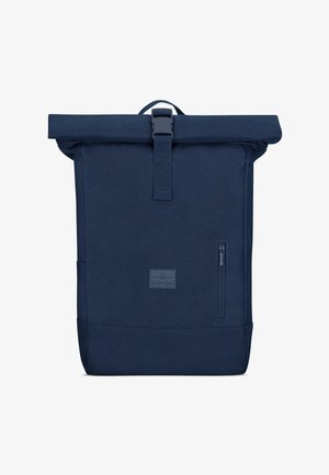 Zaino navy con chiusura a rullo realizzato in tessuto resistente, dotato di una tasca frontale con zip, una cinghia di chiusura superiore e una patch logo sulla parte anteriore.