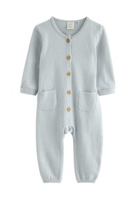 Combinaison tricotée bleue à manches longues, col rond, cinq boutons en bois sur le devant et deux poches à l'avant. Texture douce.