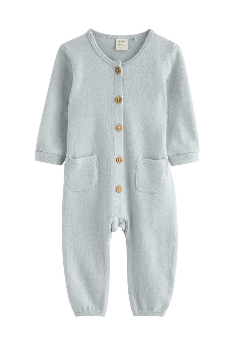 Combinaison tricotée bleue à manches longues, col rond, cinq boutons en bois sur le devant et deux poches à l'avant. Texture douce.