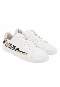 Baskets en cuir blanc avec des rayures noires et dorées, comportant un imprimé audacieux "AMOUR" sur le côté et un design traditionnel à lacets. Semelle en caoutchouc texturé.