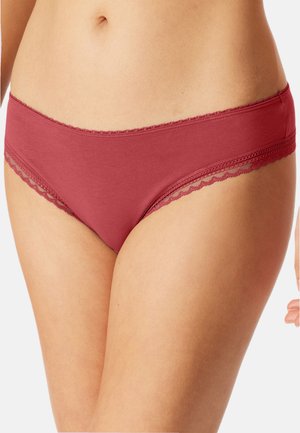 Culotte de bikini en coton mélangé rouge avec une texture lisse et une bordure en dentelle à volants le long de la taille et des ouvertures de jambes.