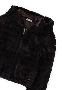 Giacca in pelliccia sintetica nera con motivo a righe orizzontali, colletto alto, zip frontale e fodera in satin.