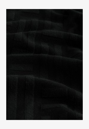 Tessuto nero con un motivo testurizzato di forme rettangolari in rilievo, che crea una leggera profondità. Texture liscia con un finish opaco.