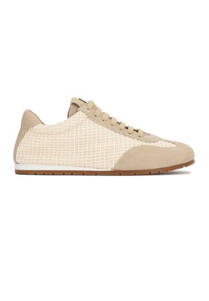 Beiger Sneaker in niedriger Schnittform mit strukturiertem, gewebtem Stoff, Overlays aus Wildleder an Zehen- und Fersenbereich, Schnürverschluss und brauner Gummisohle.