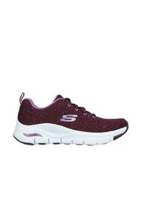 Scarpa da atletica color bordeaux con tomaia in maglia testurizzata, soletta bianca e dettagli viola. Presenta un design con lacci e un'architettura di supporto.