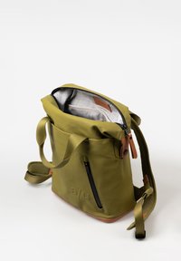 Borsa a rotolo verde oliva con tasca con zip, dettagli in pelle tan e interno foderato a motivo. Include una tracolla regolabile.
