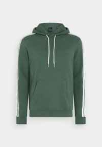 Sudadera verde con un bolsillo frontal, acentos de rayas blancas en las mangas, capucha ajustable con cordones y puños de canalé. Material suave y diseño casual.