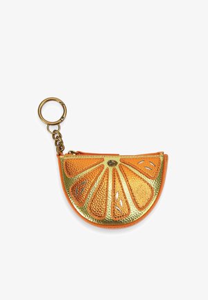 Półokrągła pomarańczowo-złota teksturowana sakiewka na monety z zamkiem błyskawicznym i dołączonym mosiężnym brelokiem na klucze.