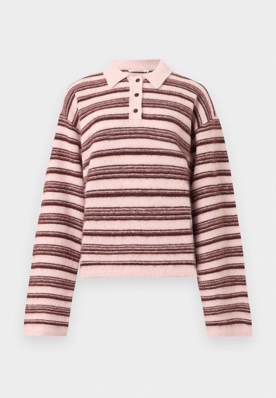 Ριγέ πουλόβερ σε ροζ και καφέ αποχρώσεις με γιακά πόλο, διαθέτει κλείσιμο με τρία κουμπιά και ριμπ μανσέτες και τελείωμα. Απαλή, πλεκτή υφή.
