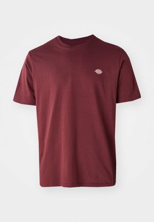 Tricou din bumbac burgund cu guler rotund, mâneci scurte și un mic logo circular al brandului brodat pe pieptul stâng.
