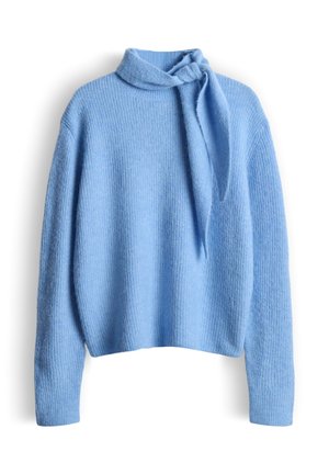 Maglione azzurro chiaro lavorato a maglia con collo a imbuto e dettaglio sciarpa annodata. Presenta un tessuto testurizzato e maniche lunghe e larghe.