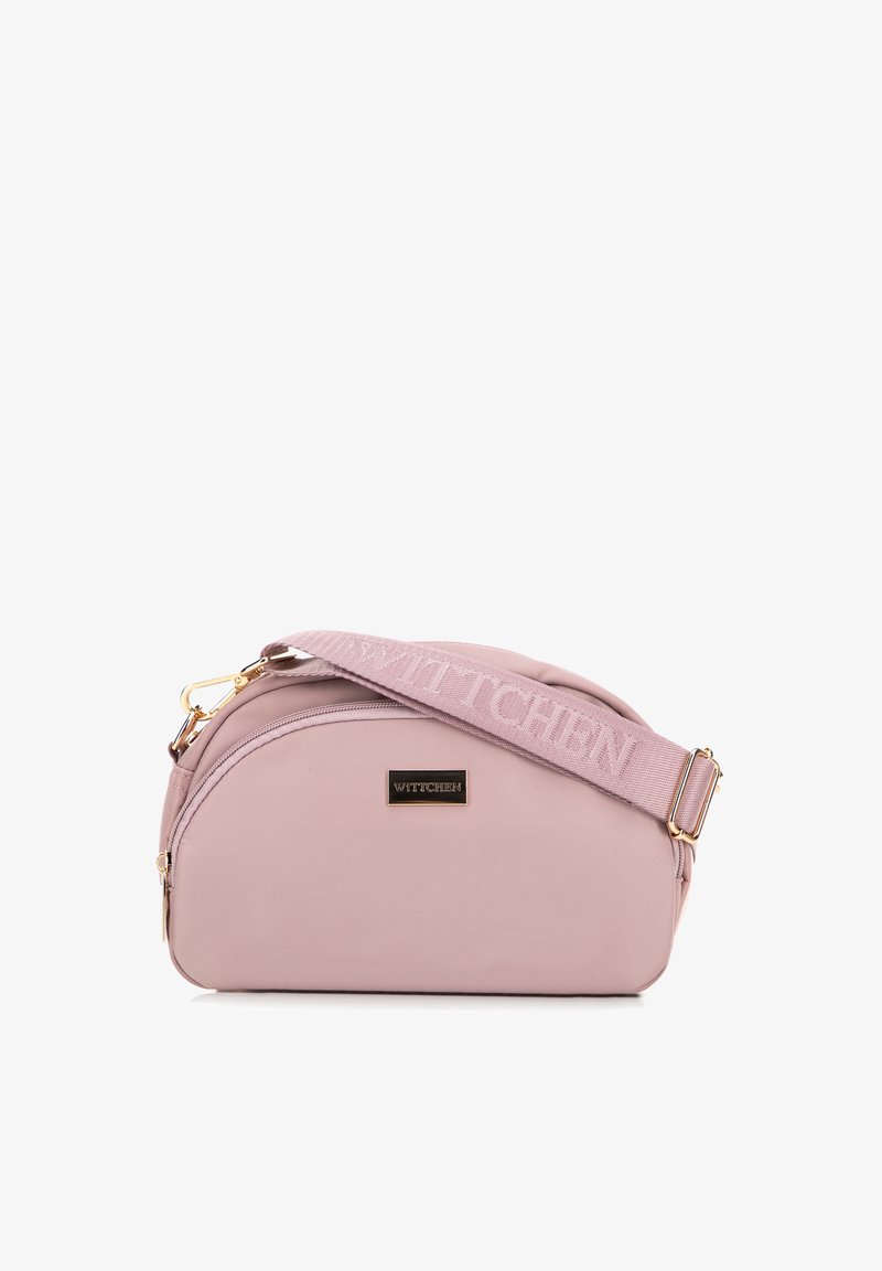 Růžová nylonová crossbody taška s kulatým tvarem, zlatými kovovými prvky a texturovaným popruhem s názvem značky WITTCHEN.