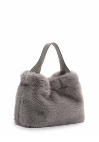 Borsa in pelliccia sintetica grigia con una superficie morbida e strutturata. Presenta un robusto manico grigio e una forma arrotondata con un aspetto soffice.
