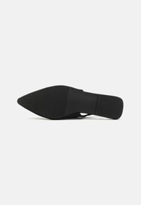 Melns kurpes ar norādītu pirkstu, gludu augšdaļu un teksturētu gumijas zolīti ar horizontālām gropeņām saķerei. Elegants, minimālisma dizains.