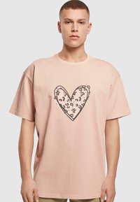 Merchcode VALENTINES DAY - LEOPARD HEART HEAVY  - Camiseta estampada - amber