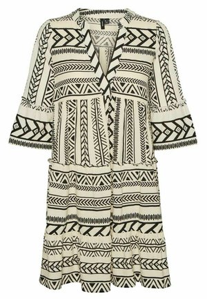 Rochie cu model alb și negru, cu decolteu în V, mâneci evazate și design în trepte. Fabricată dintr-un material ușor, cu motive geometrice.