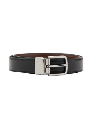Cinturón de cuero negro con hebilla metálica plateada, enrollado con forro interior marrón liso y bordes cosidos.