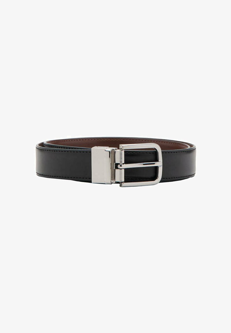Ceinture en cuir noir avec boucle en métal argenté, roulée avec une doublure intérieure marron lisse et des bords cousus.