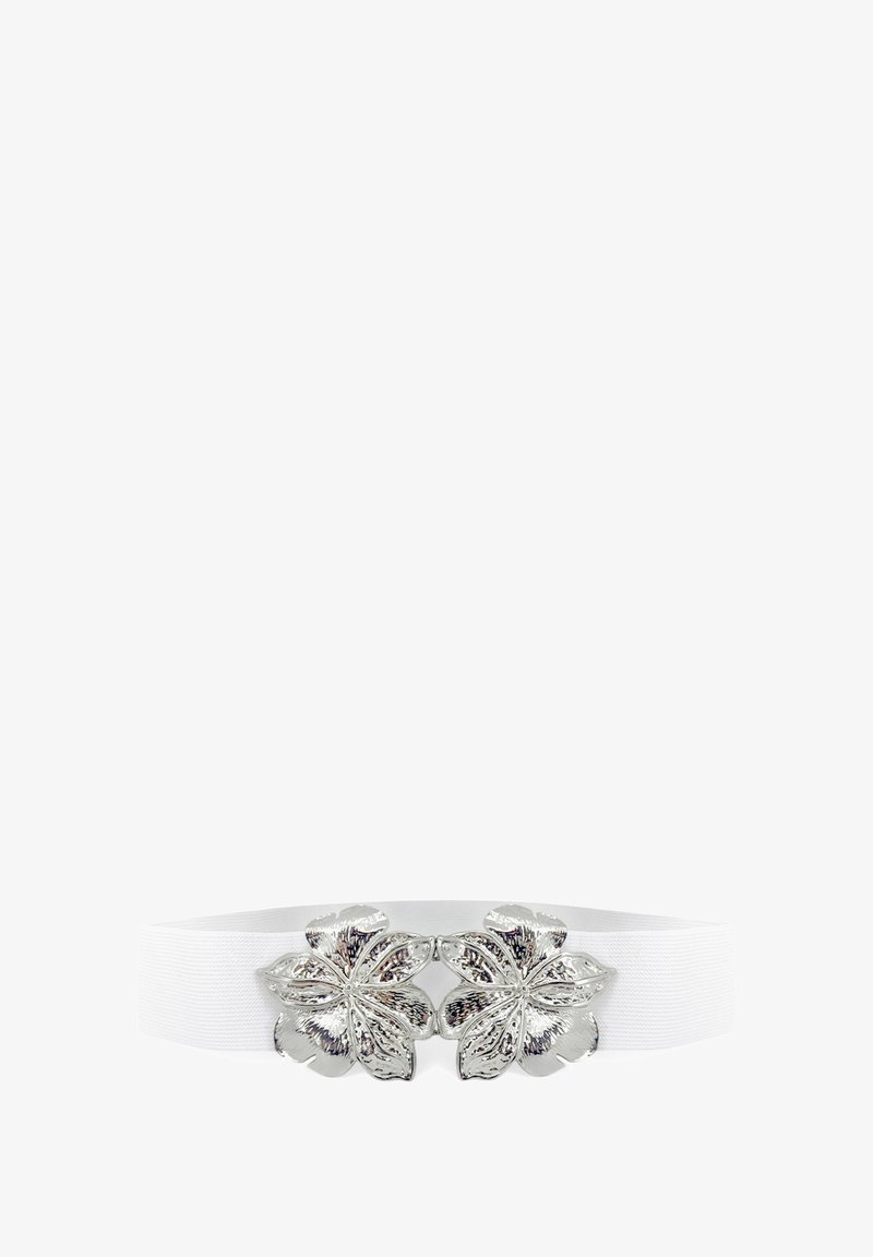 Cintura elastica bianca con due grandi fibbie metalliche argentate a forma di fiore con una finitura testurizzata. Design semplice e funzionale.