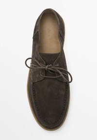 Chaussure à lacets en suède marron avec un bout arrondi, des détails cousus et une semelle en caoutchouc beige contrastante. Texture douce avec un minimum de hardware.