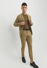 Jack & Jones PREMIUM JPRFRANCO TROUSER - Chino - covert green