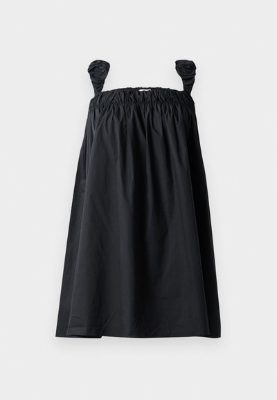 Czarna sukienka bez rękawów z gumowanym dekoltem i marszczonym materiałem. Wykonana z lekkiego materiału, z okrągłymi, marszczonymi akcentami na ramionach.