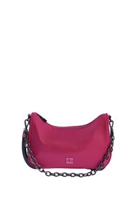 Bolso de hombro sintético rosa con forma curva, que cuenta con un cierre de cremallera y una correa de cadena negra. Detalle del logo pequeño en la parte frontal.