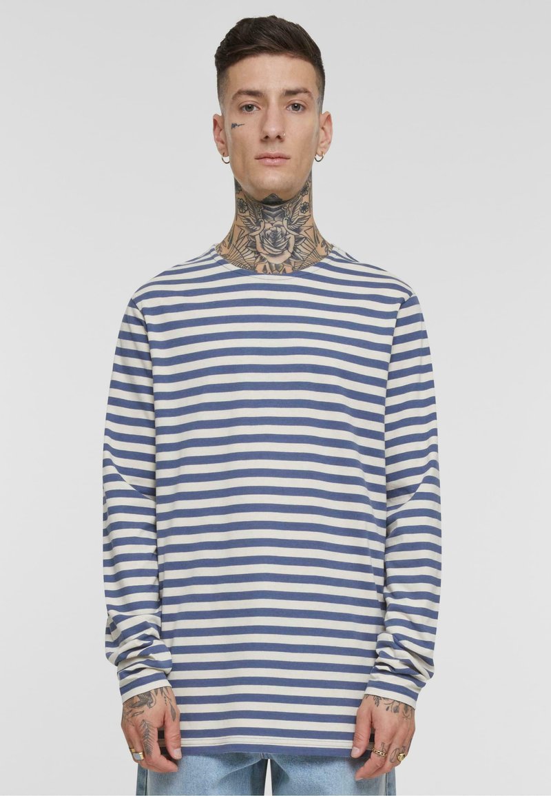 Langsleeve gestreepte blouse in blauw en wit katoen; heeft een ronde halslijn en een ontspannen pasvorm, met zichtbare naden en een zachte textuur.