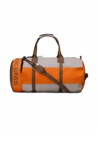 Borsa da viaggio in arancione, grigio e verde. Realizzata in tessuto resistente con strisce a contrasto, presenta doppi manici e una tracolla regolabile.