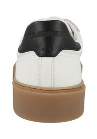 Białe skórzane sneakersy z czarnym akcentem na pięcie i beżową gumową podeszwą. Charakteryzują się teksturowanym wykończeniem i wytłoczonym logo na pięcie.