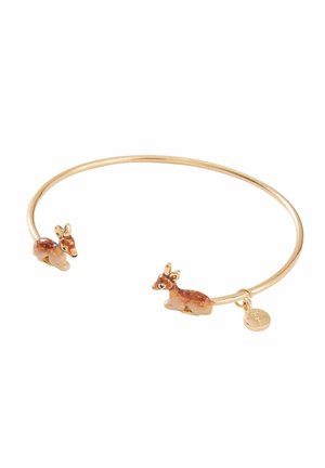 Fin gylden armbånd med to små brune rådyrfigurer i de åbne ender og en lille rund charme, der hænger på den ene side.