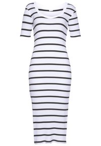 Robe moulante rayée noir et blanc avec une texture côtelée, manches courtes et encolure dégagée. Longueur midi avec une finition lisse.