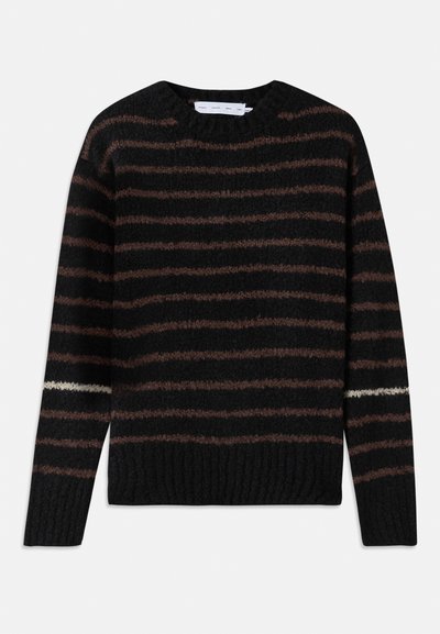 Mustan pörröisen neuleen, jossa on ruskeat vaakaraitat ja vasemmassa hihassa yksi valkoinen raita, pyöreä pääntie ja ribbireuna.