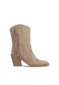 Beżowe zamszowe botki za kostkę z frędzlami, metalowymi ćwiekami i kwadratowym noskiem. Podeszwa na grubym obcasie z drewnopodobnym wykończeniem.