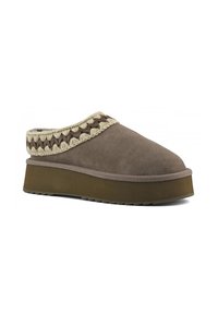 Zoccolo in pelle scamosciata marrone con un accento intrecciato beige attorno al collare e una robusta suola piattaforma marrone. Superficie texture con punta arrotondata.