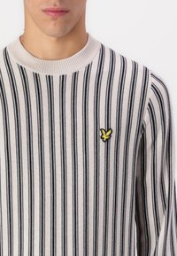 Lyle & Scott VERTICAL STRIPE CREW NECK  - Strickpullover - cove