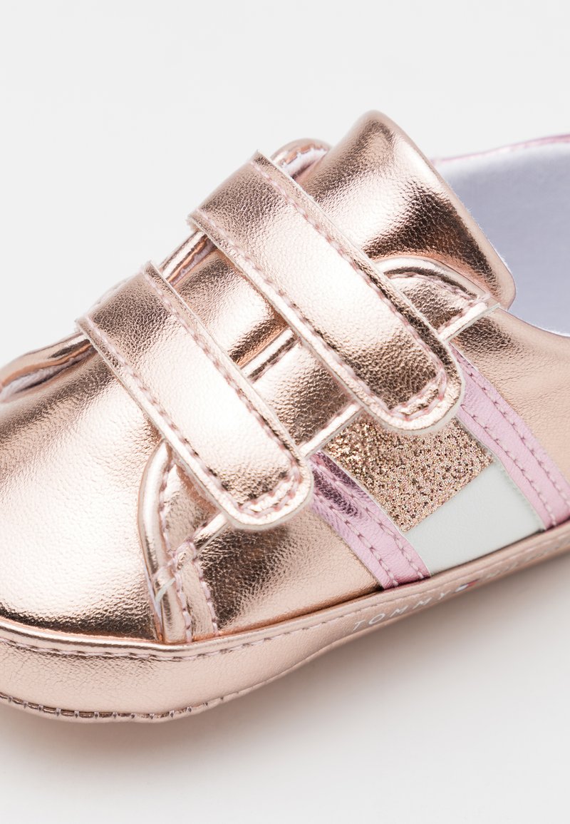 Tommy Hilfiger Chaussons Pour Bebe Rose Gold Rose Dore Zalando Be