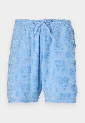 Lyseblå shorts lavet af struktureret stof med et mønster af firkanter med forhøjede designs. Elastisk taljebånd med snor.