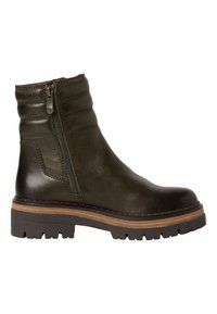 Bottine en cuir vert olive avec une fermeture éclair sur le côté, dessus côtelé pour une texture, et semelle épaisse marron avec un motif cranté.