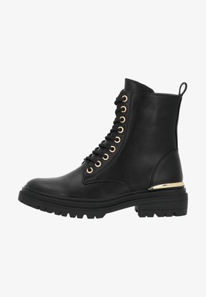 Zwart leren enkelboot met gouden oogjes, vetersluiting aan de voorkant, textuur afwerking, dikke zwarte zool en gouden accent op de hak.