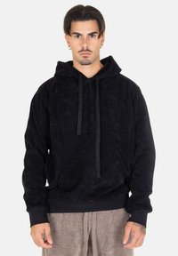 Hoodie in pelle di corallo nera con tasca frontale, cordini e polsini a coste. Presenta una finitura strutturata e una vestibilità comoda.
